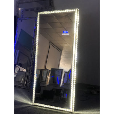 چراغ LED تا تمام طول آینه کف برای اتاق خواب